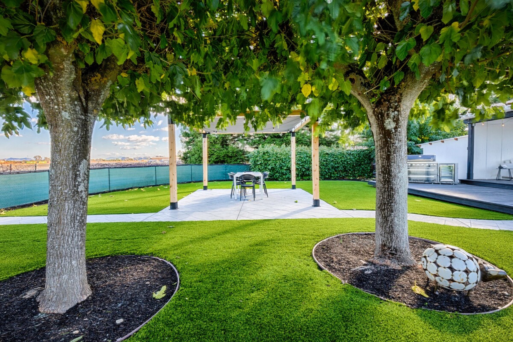 The alfresco table set under the pergola
